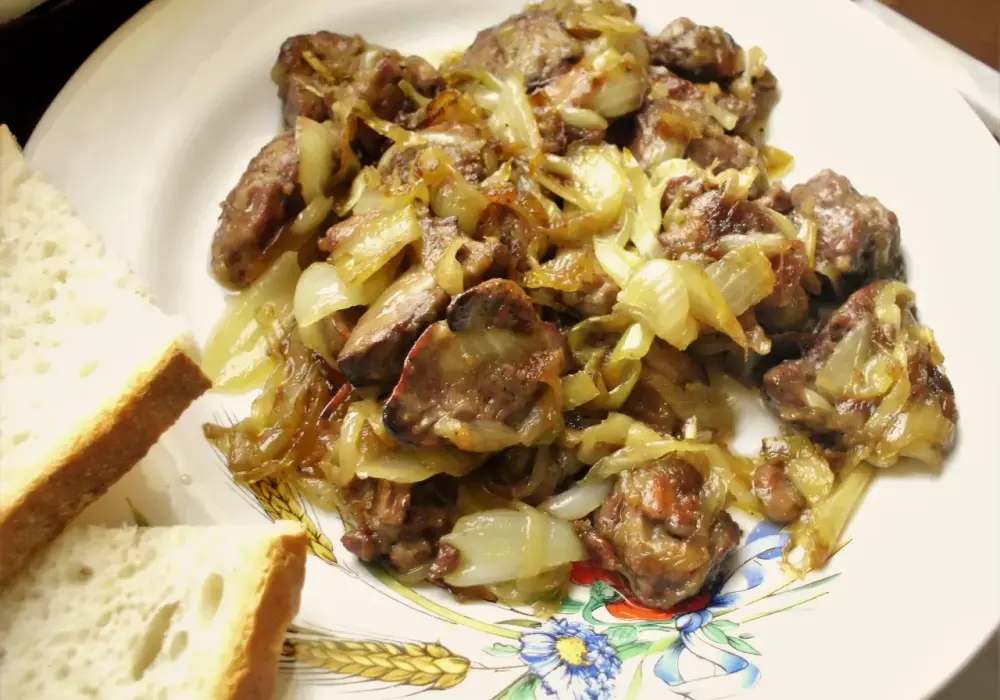Jak się robi wątróbkę drobiową z cebulką - najlepszy przepis krok po kroku