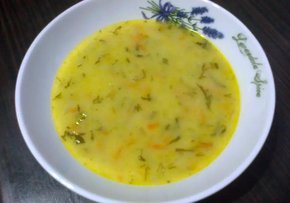 Ile kcal ma zupa ogórkowa z ziemniakami? Sprawdź wartości!