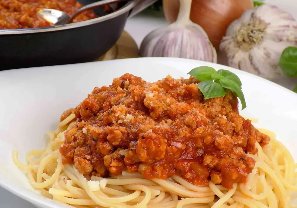 Prosty przepis na spaghetti z mięsem mielonym i koncentratem pomidorowym, który zachwyci każdego