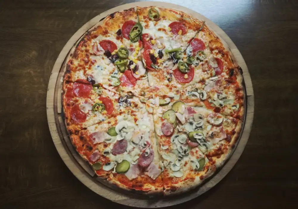 Ile kcal ma pizza? Sprawdź kaloryczność różnych rodzajów pizzy