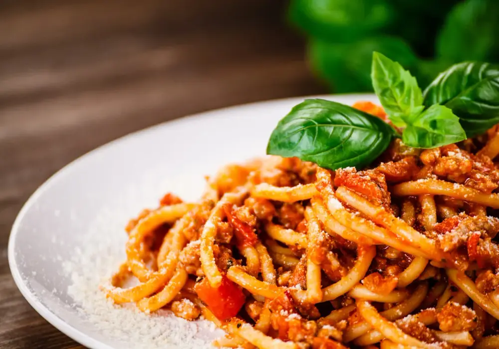 Prosty przepis na makaron spaghetti bolognese, który zachwyci smakiem