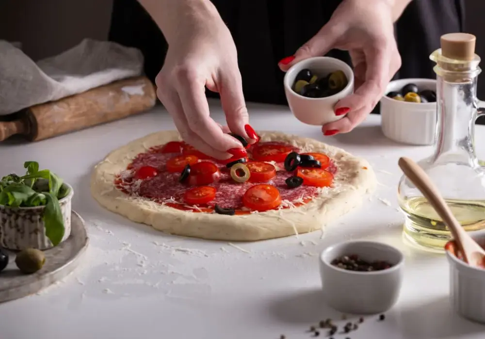 Najlepsze dodatki do pizzy z salami, które zaskoczą Twoje kubki smakowe
