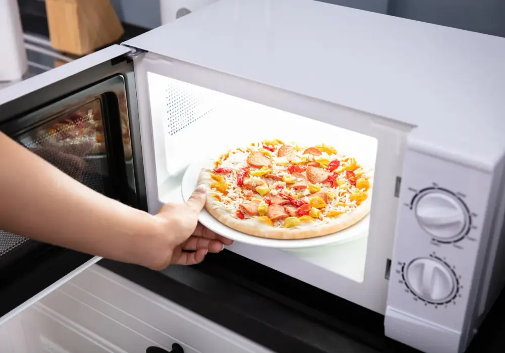 Jak zrobić pizzę w mikrofali - szybki przepis na pyszną pizzę
