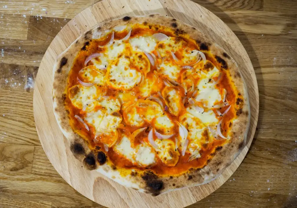 Ile gram ciasta na pizzę 32 cm? Odkryj idealną wagę dla smaku