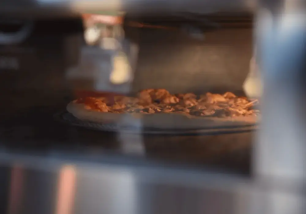 Jak długo piec pizzę domową? Odkryj idealne czasy i temperatury