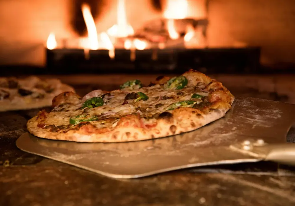 Najbardziej niekonwencjonalne przepisy na pizzę w 2025 roku, które z pewnością zaskoczą Twoich gości