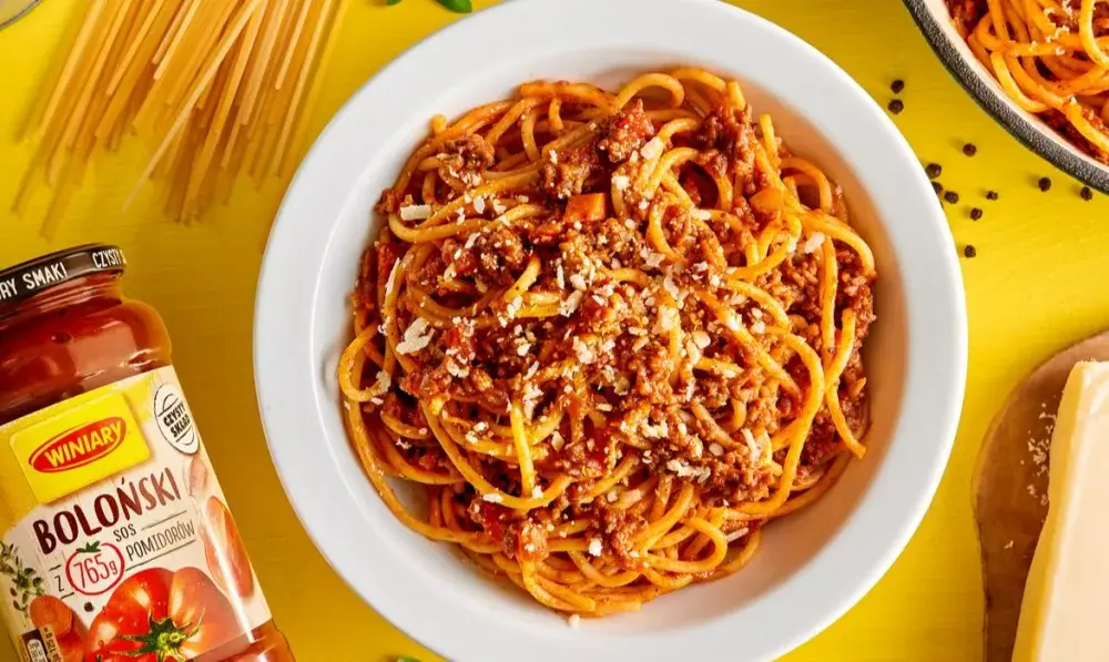 Jak zrobić spaghetti z gotowym sosem: szybki przepis krok po kroku