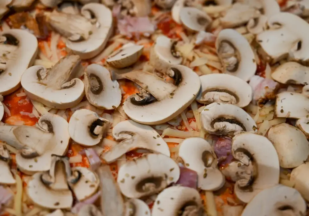 Jak przygotować pieczarki do pizzy, by uniknąć wodnistej konsystencji