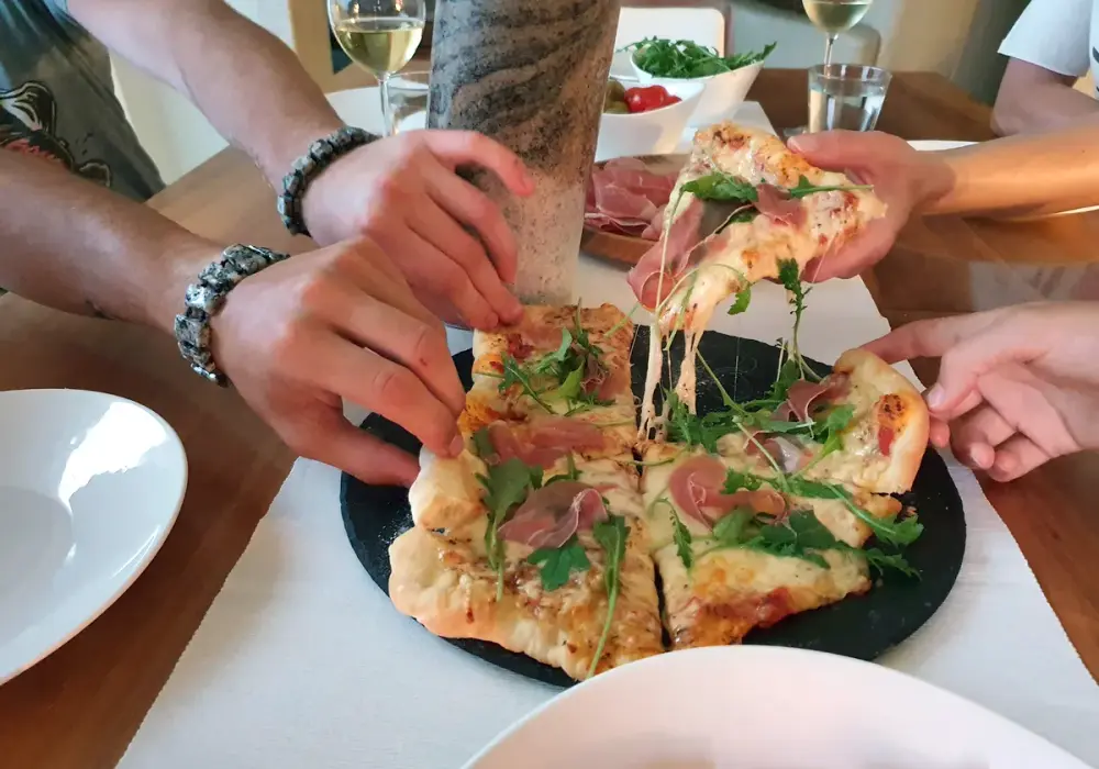 Jak zrobić pizzę na kamieniu - unikaj najczęstszych błędów i ciesz się smakiem