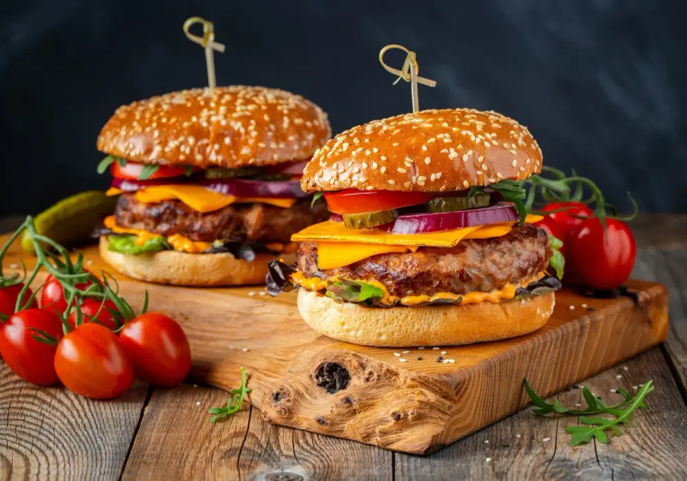 Ile smażyć burgera wołowego, aby był soczysty i idealnie wysmażony