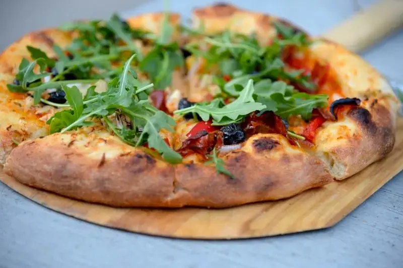 Ile gram ciasta na pizzę 30 cm? Sprawdź, aby nie popełnić błędu!