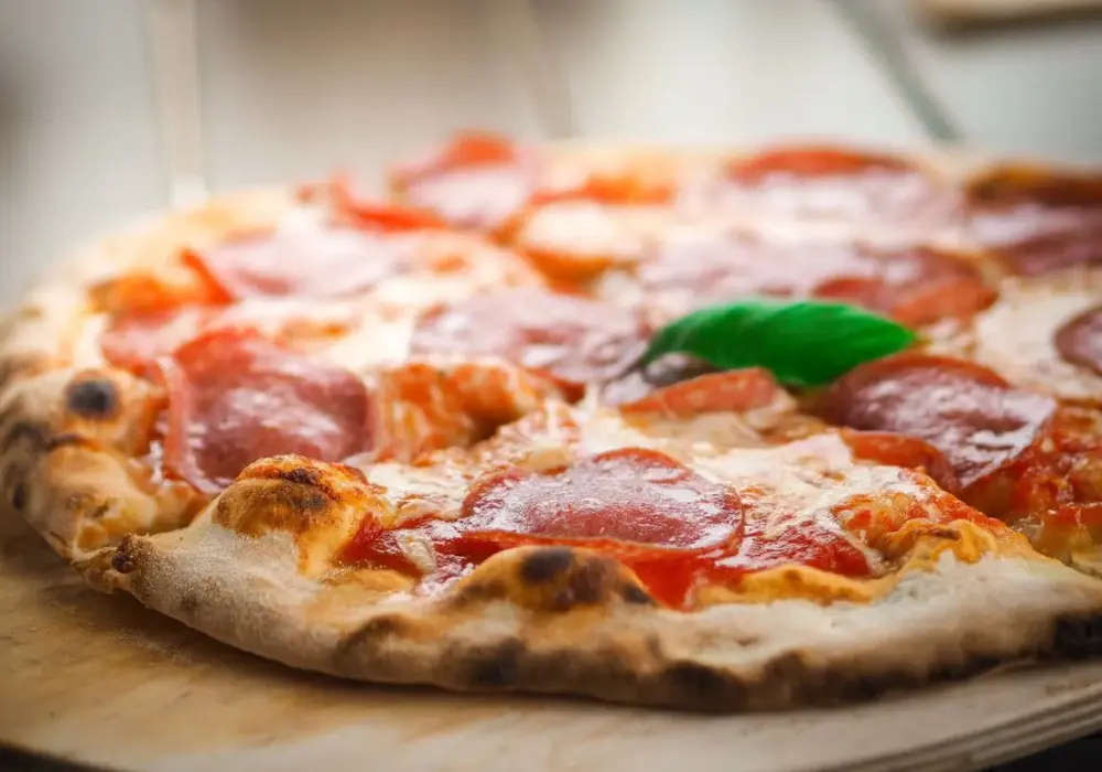 Ile może leżeć ciasto na pizzę? Odkryj sekrety przechowywania