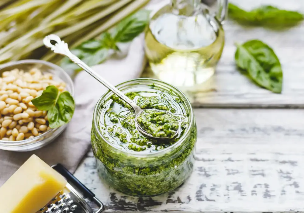 Jak wykorzystać pesto z bazylii? 8 pysznych przepisów, które musisz znać