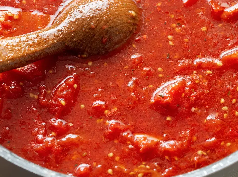 Szybkie spaghetti z pomidorów w puszce: prosty przepis na smaczny obiad