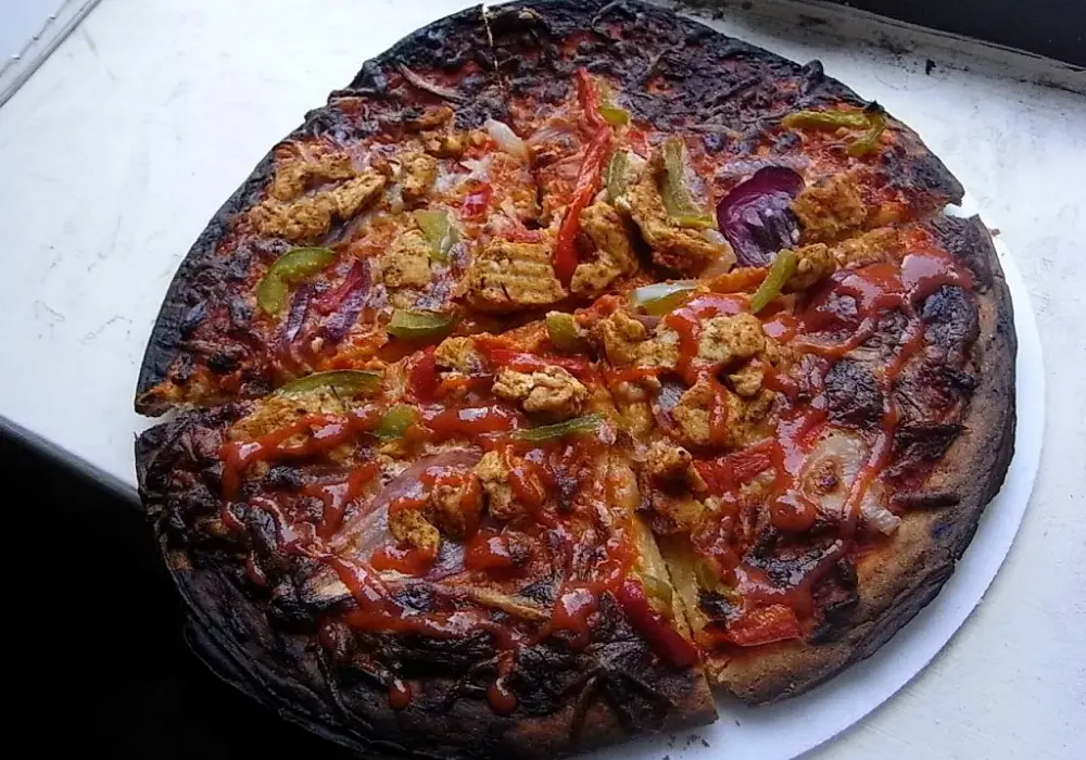 Jak długo i w jakiej temperaturze piec mrożoną pizzę - poradnik