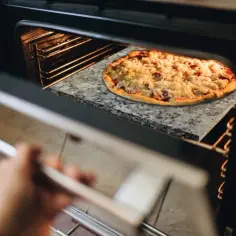 Jak przełożyć pizzę na kamień bez łopatki i uniknąć problemów?