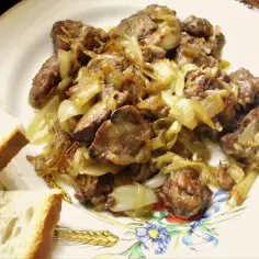 Jak się robi wątróbkę drobiową z cebulką - najlepszy przepis krok po kroku