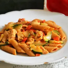 Prosty przepis na makaron penne z kurczakiem, który zachwyci każdego