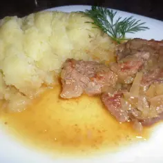 Jak zrobić cielęcinę w sosie własnym, aby zachwycić gości smakiem