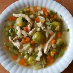 Ile kalorii ma zupa jarzynowa na kurczaku? Sprawdź, co musisz wiedzieć