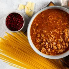 Jak bezpiecznie zamrozić sos do spaghetti z mięsem - poradnik