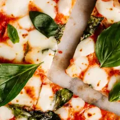 Z czym jest pizza margherita? Poznaj klasyczne składniki