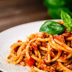 Prosty przepis na makaron spaghetti bolognese, który zachwyci smakiem
