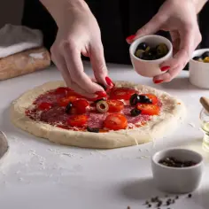 Najlepsze dodatki do pizzy z salami, które zaskoczą Twoje kubki smakowe
