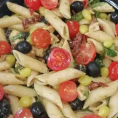 Prosta sałatka z makaronem penne, która zachwyci Twoje podniebienie