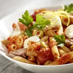 Prosty przepis na makaron penne z tuńczykiem, który zachwyci smakami
