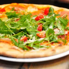 Dlaczego pizza wychodzi twarda? Oto najczęstsze błędy w pieczeniu