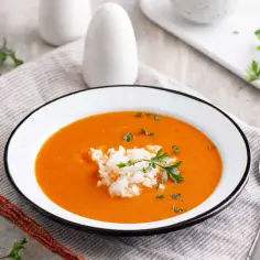 Zupa pomidorowa jak u babci – przepis na smak dzieciństwa