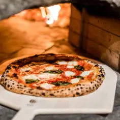 Jakie drewno do pieca do pizzy? Odkryj najlepsze twarde gatunki