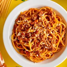 Jak zrobić spaghetti z gotowym sosem: szybki przepis krok po kroku