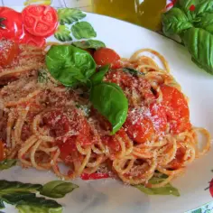 Szybkie i proste spaghetti z passatą pomidorową, które zachwyci smakami