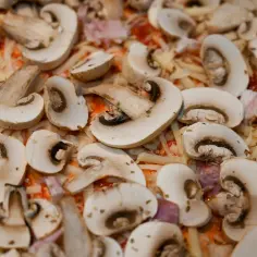 Jak przygotować pieczarki do pizzy, by uniknąć wodnistej konsystencji