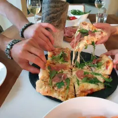 Jak zrobić pizzę na kamieniu - unikaj najczęstszych błędów i ciesz się smakiem