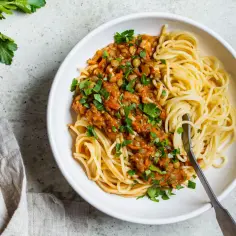 Kaloryczność makaronu spaghetti: surowy vs. ugotowany i jego odmiany