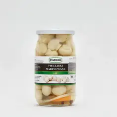 Słoik pieczarek marynowanych marki Figfood z widocznymi pieczarkami, marchewką i przyprawami.