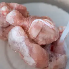 Ile czasu rozmraża się kurczak? 4 skuteczne metody i porady