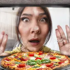 Jak odgrzać pizzę w mikrofali, by nie stracić smaku i chrupkości