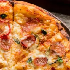 Ile kalorii ma pizza 40 cm? Zaskakujące różnice w kaloryczności