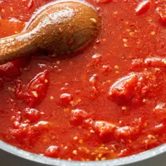 Szybkie spaghetti z pomidorów w puszce: prosty przepis na smaczny obiad