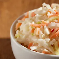 Jaką surówkę do frytek i kurczaka wybrać, by zachwycić smakami?