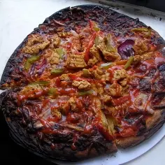 Jak długo i w jakiej temperaturze piec mrożoną pizzę - poradnik