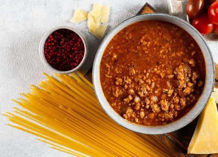 Jak bezpiecznie zamrozić sos do spaghetti z mięsem - poradnik