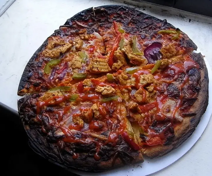 Jak długo i w jakiej temperaturze piec mrożoną pizzę - poradnik