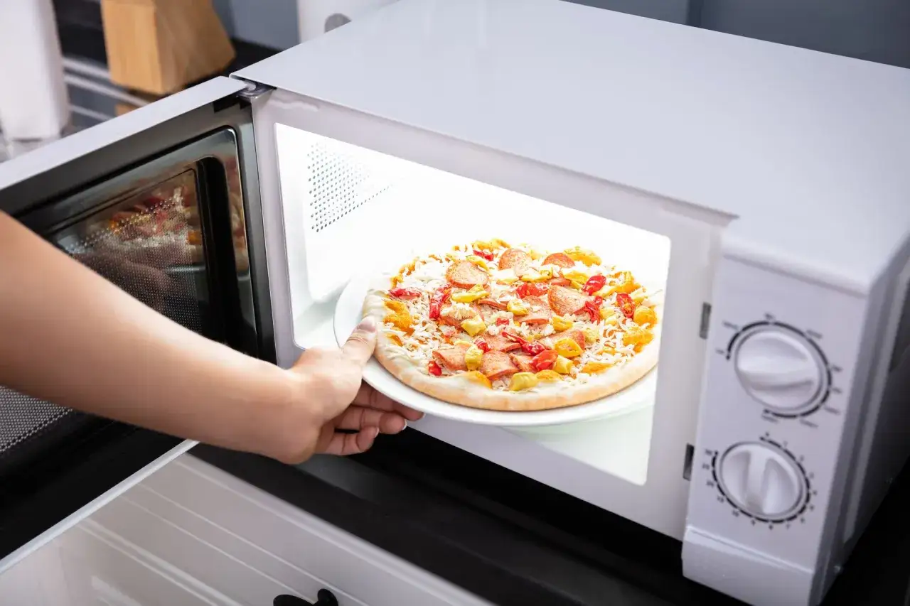 Zdjęcie Jak odgrzać pizzę w mikrofali, by nie stracić smaku i chrupkości