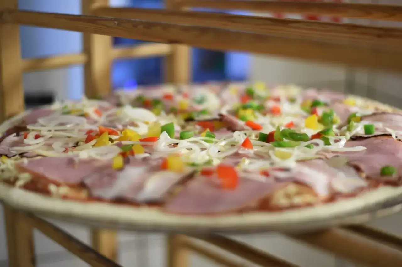 Zdjęcie Pizza ser na wierzch czy pod spód - co wybrać dla najlepszego smaku?
