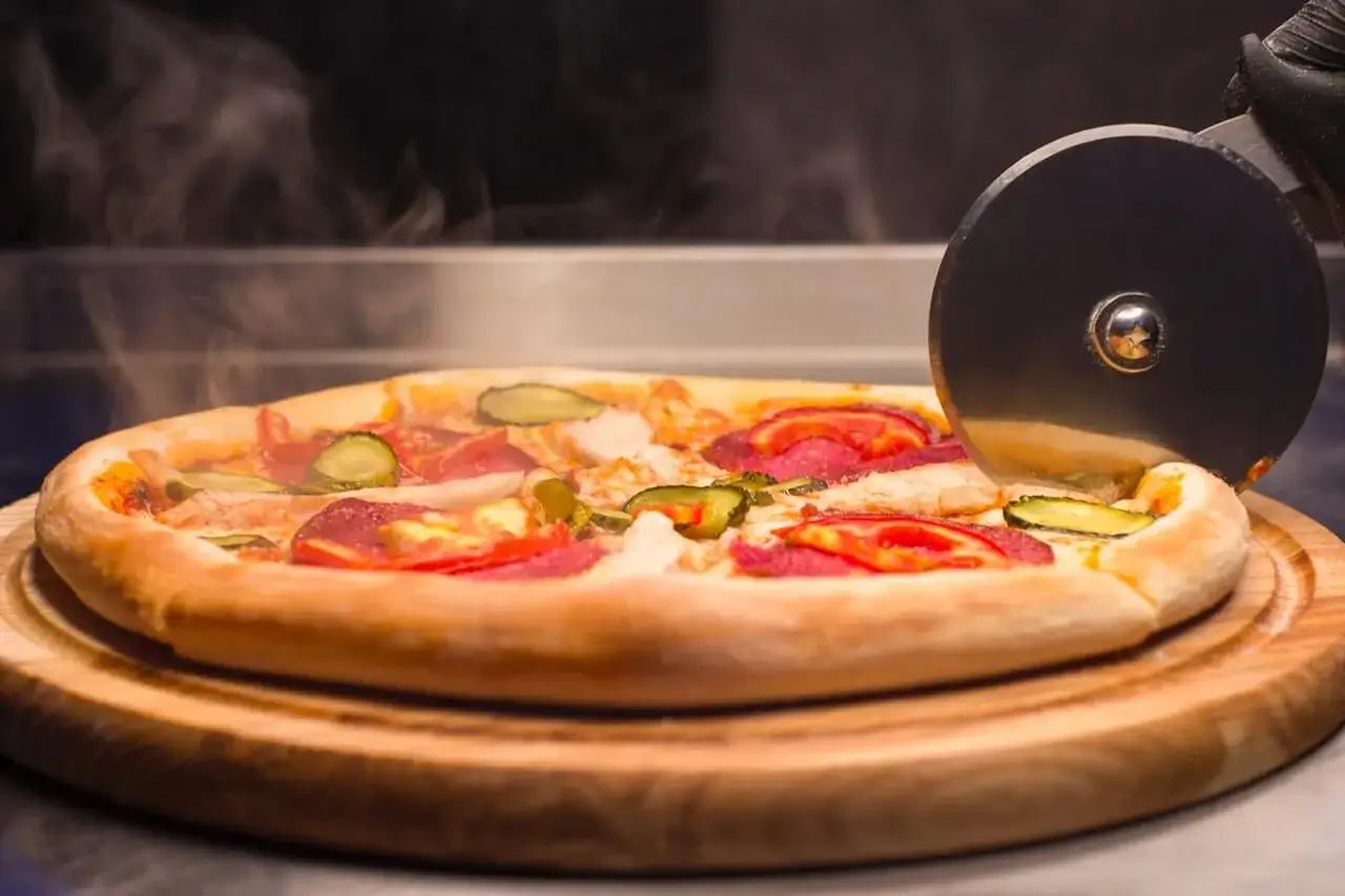 Zdjęcie Ile kawałków ma pizza 32 cm? Zaskakujące fakty o porcjach